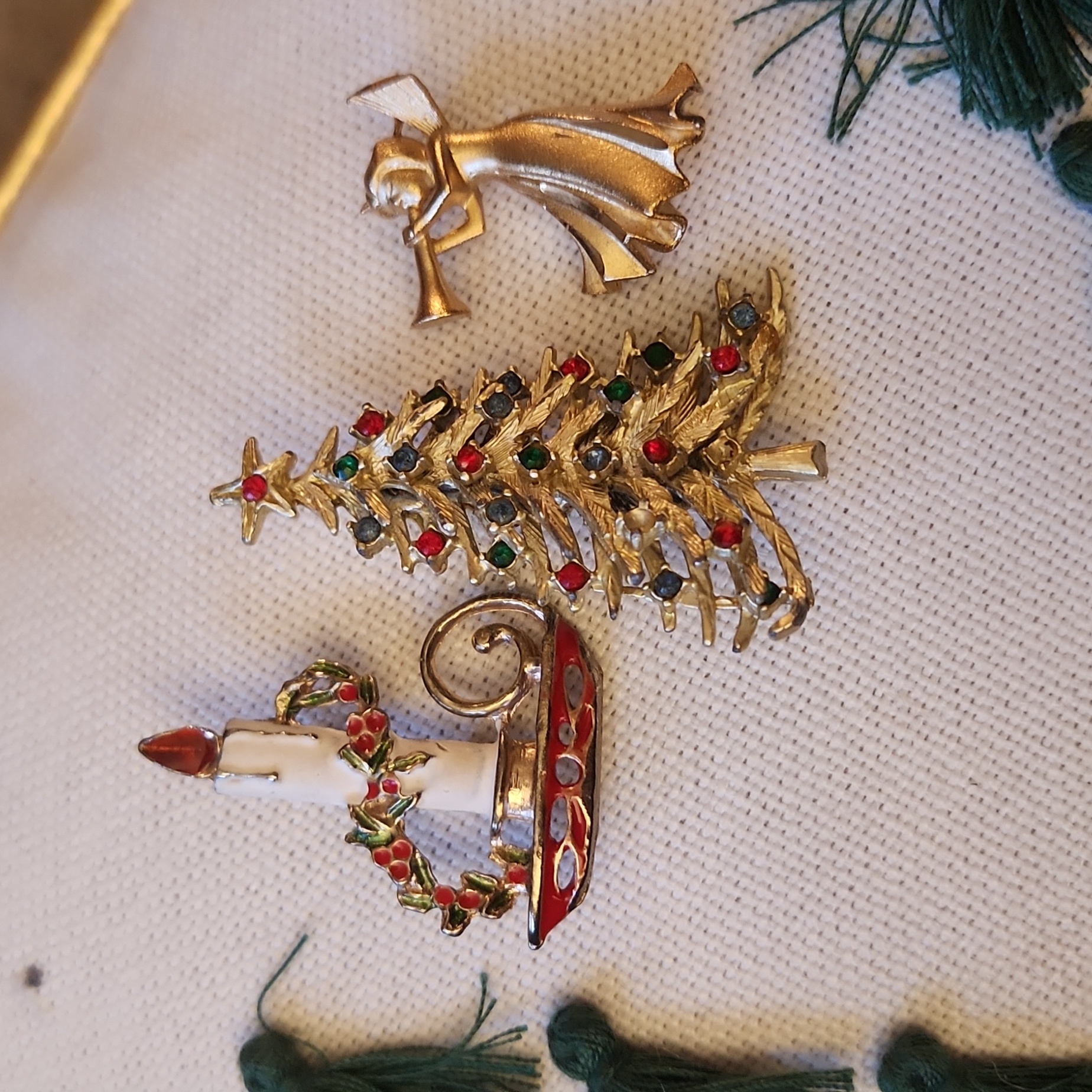 Bundle Of 3 Vintage Silver Tone Holiday Christmas Themed Pins Brooches 12$